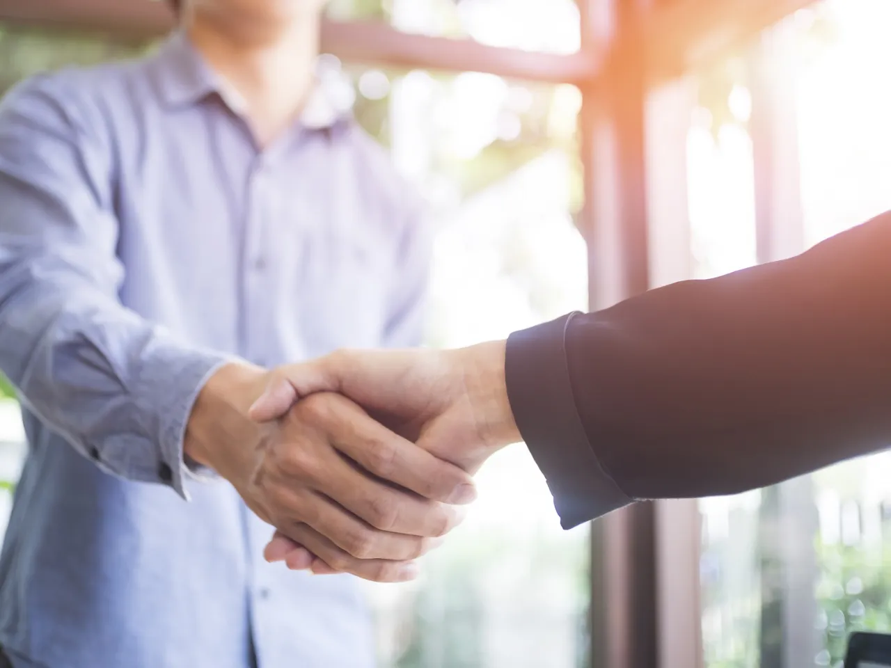 契約（握手）している様子